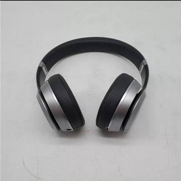 authentic Beats by Dre Headphone that are slightly used, charger, case included